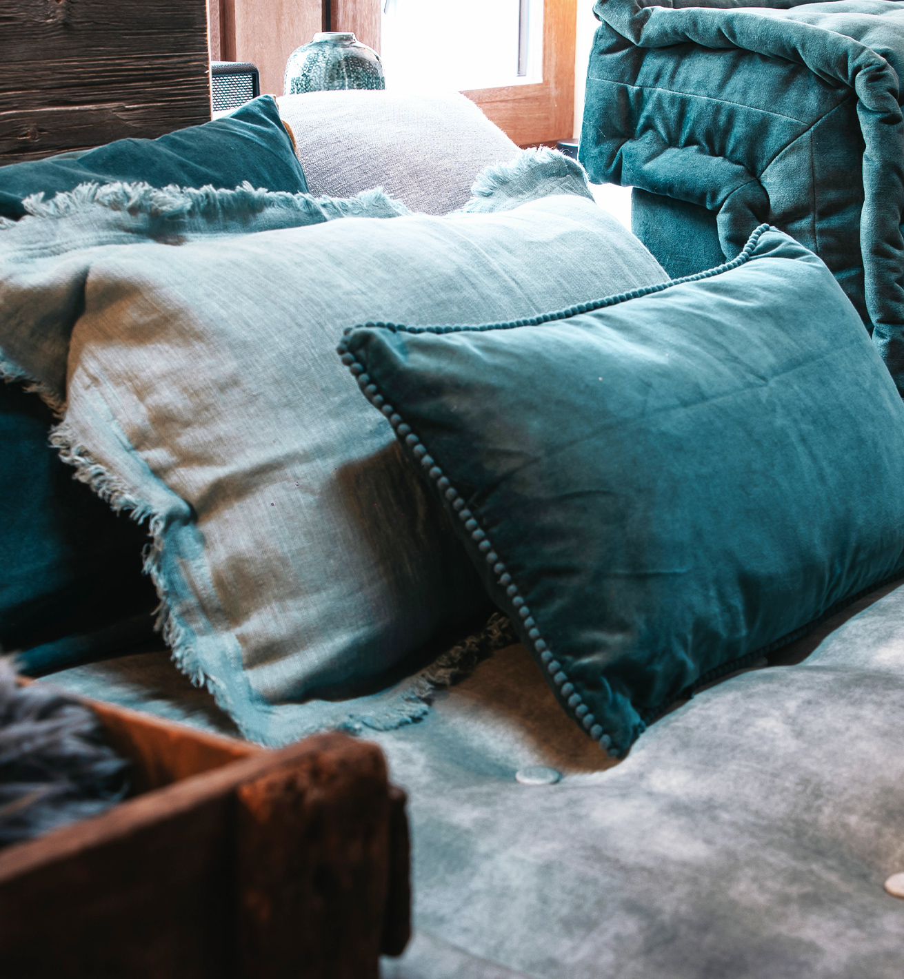 Une ambiance tamisée, coussins de velours et matériaux de caractère où se mélangent les essences de bois. Réchauffez votre corps et votre cœur dans une mini maison cosy.