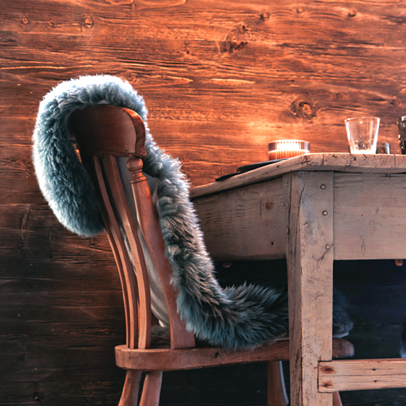 Demimaisons côté nord, une ambiance tamisée, coussins de velours et matériaux de caractère où se mélangent les essences de bois.